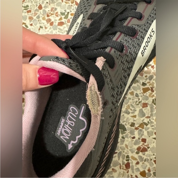 Women’s Brooks Adrenaline GTS 22 Sneakers - Picture 9 of 9